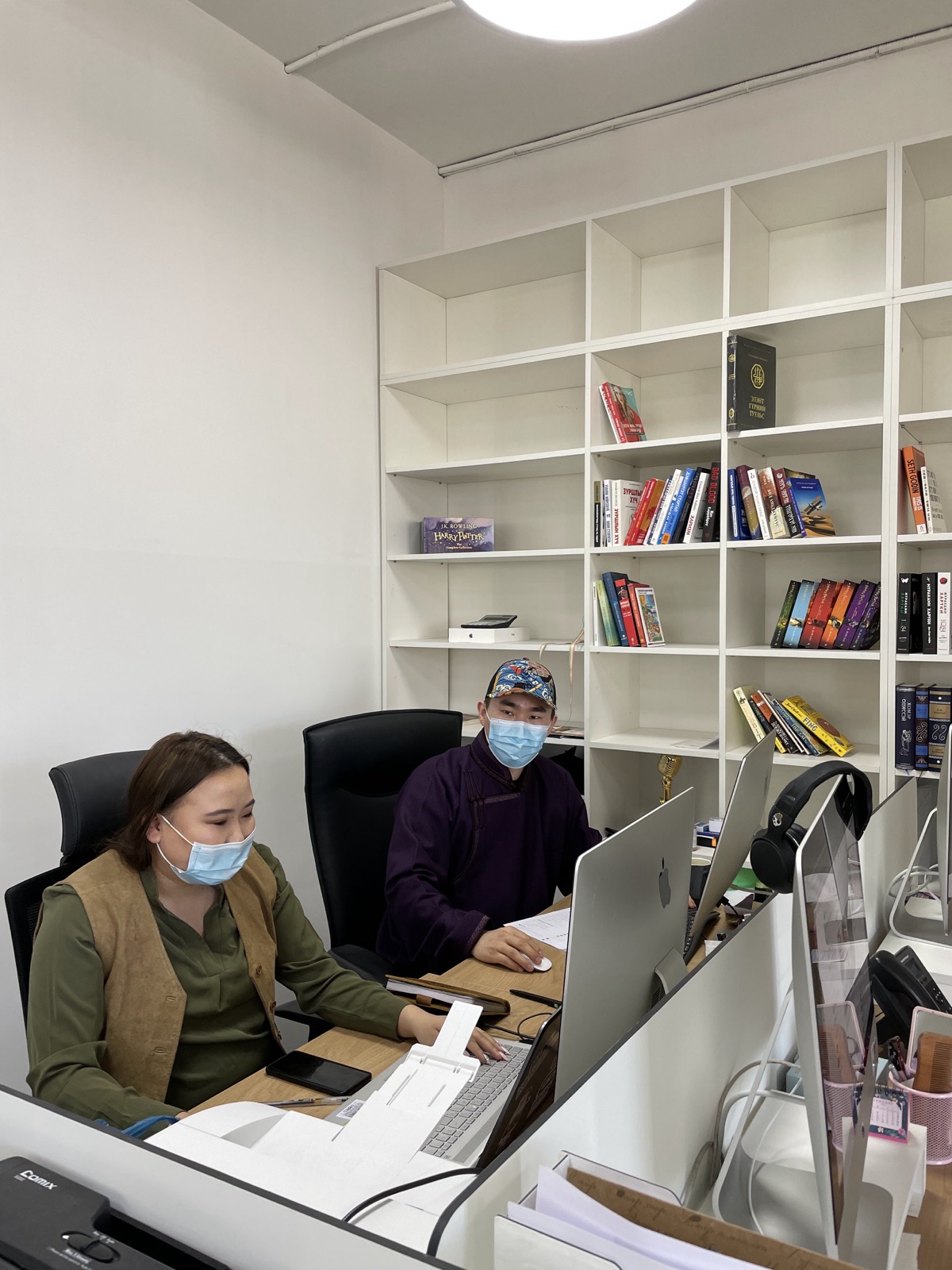Two HippoCards colleagues working at computers
